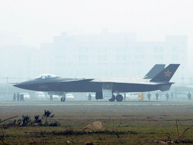 1 марта состоялся первый успешный испытательный полет новейшего китайского самолета-невидимки J-20 (Цзянь-20)