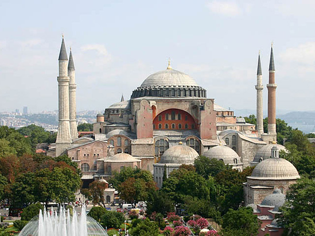 Любая попытка турецкого правительства вновь преобразовать крупнейший в мире христианский собор - Айя-София (Святой Софии) в мечеть приведет к самым опасным последствиям и поставит Турцию перед серьезным вызовом во всем христианском мире