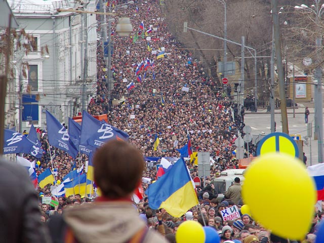 Оппозиционная акция "Марш мира" в Москве собрала 50 тысяч человек - такова оценка агентства AFP, делающая мероприятие самой массовой протестной акцией за долгое время