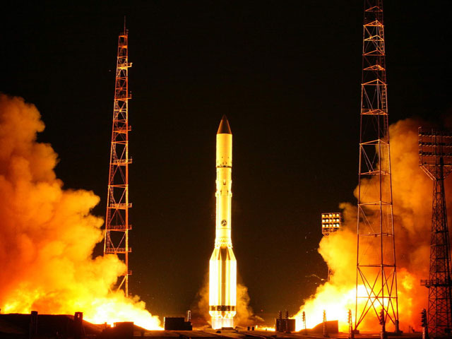 Ракета-носитель тяжелого класса "Протон-М" с разгонным блоком "Бриз-М" и кластером из двух российских телекоммуникационных спутников запущена с космодрома Байконур в воскресенье ночью
