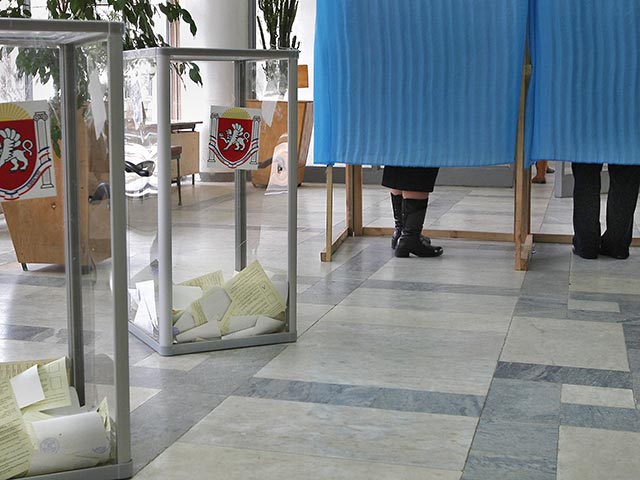 Власти Крыма объявили референдум о статусе автономии состоявшимся. Произошло это вскоре после того, как Комиссия по проведению голосования рапортовала о том, что на участки пришли более половины из 1,5 млн избирателей