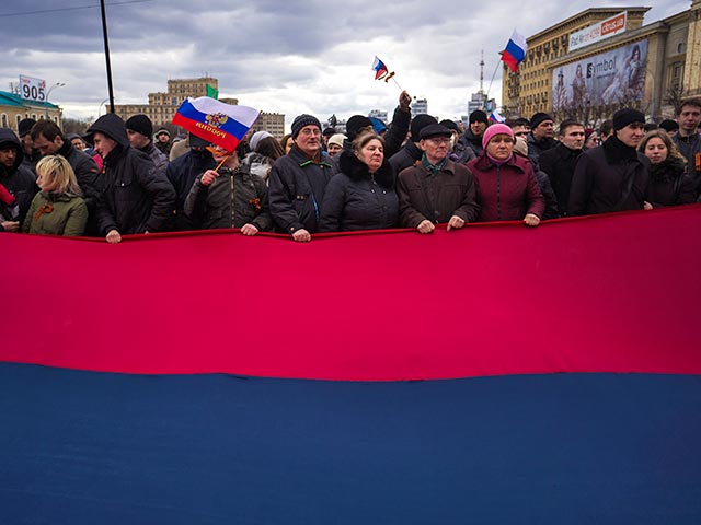 В двух крупных областных центрах на востоке Украины - в Донецке и Харькове - проходят пророссийские митинги