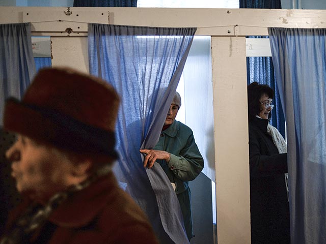 В Крыму завершился референдум, на котором жители республики решали, остается ли она в составе Украины или присоединится к России на правах субъекта РФ. За вхождение в состав Российской Федерации, по данным exit polls, проголосовали 93% крымчан