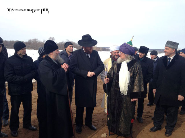 Представители высшего православного, мусульманского и иудейского духовенства Башкирии заложили церковь и мечеть
