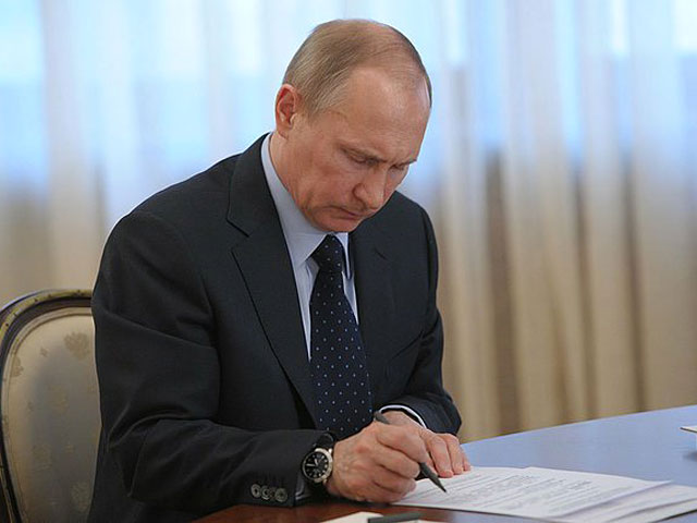 Президент России Владимир Путин подписал Указ "О признании Республики Крым"