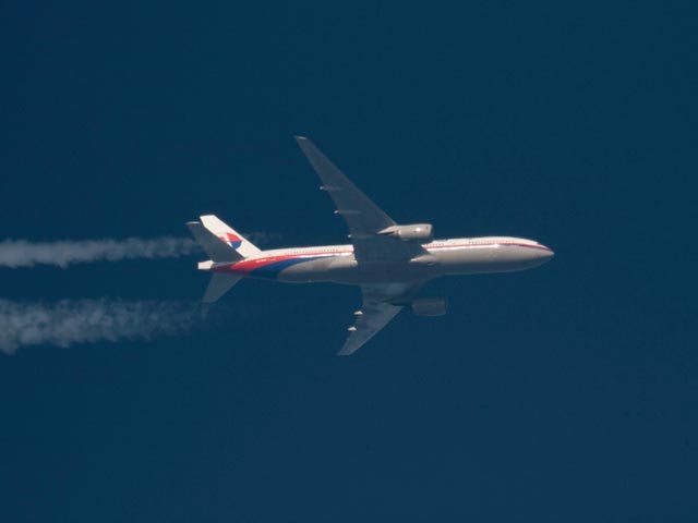 Второй пилот пропавшего Boeing-777 компании Malaysia Airlines был последним, кто связывался с наземными службами до исчезновения лайнера. Следователи полагают, что он или капитан воздушного судна могли совершить самоубийство