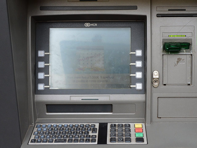 Украинская "дочка" банка UniCredit ввела на территории Крыма новые лимиты на снятие наличных в банкоматах