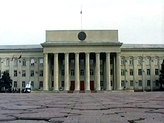В Киргизии из состава правящей коалиции вышла фракция партии "Ата-Мекен". Такое решение было принято большинством голосов на заседании фракции 18 марта