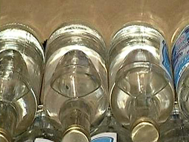 У пожилой жительницы Забайкалья, где от суррогатного алкоголя погибли уже 15 человек и еще 49 пострадали, изъяли сотни бутылок с водкой "Олень", у которой есть признаки подделки