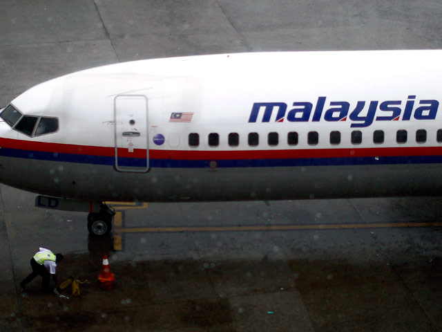 Полиция Малайзии обнаружила в доме командира исчезнувшего самолета Boeing 777-200 авиакомпании Malaysia Airlines самодельный авиатренажер с загруженными в него данными по пяти взлетно-посадочным полосам, расположенным в районе Индийского океана
