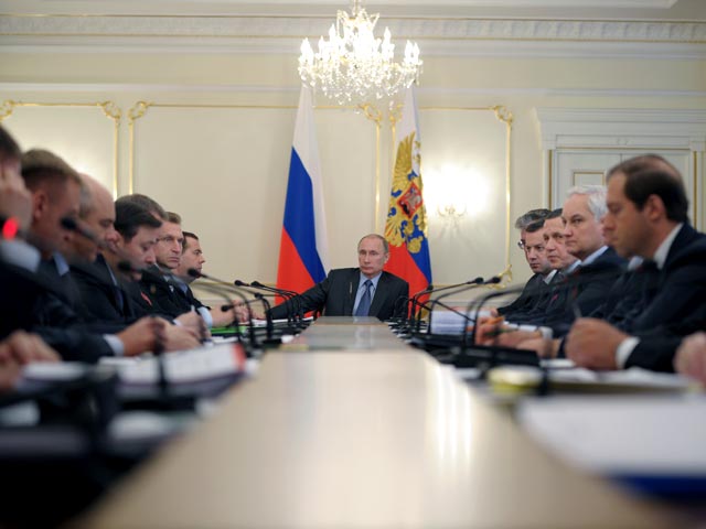 Президент России Владимир Путин поставил перед Минтрансом задачу построить Керченский мост так, чтобы по нему могли ездить как автомобили, так и поезда