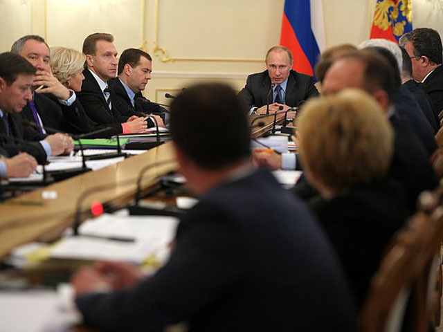 "И не затягивайте": Путин приказал платить крымчанам российские пенсии