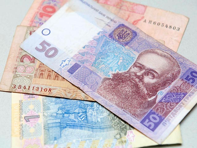 Власти Крыма отреагировали на ажиотажный рост спроса на российские рубли административными мерами. Теперь жители полуострова смогут менять гривну на рубли по фиксированному курсу 3,8 рубля за 1 гривну