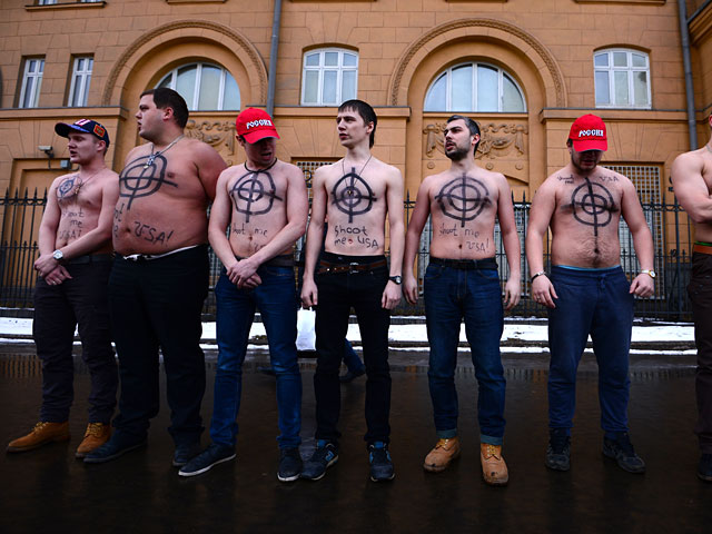 Участники акции "Санкции против России - санкции против меня" у посольства США в Москве
