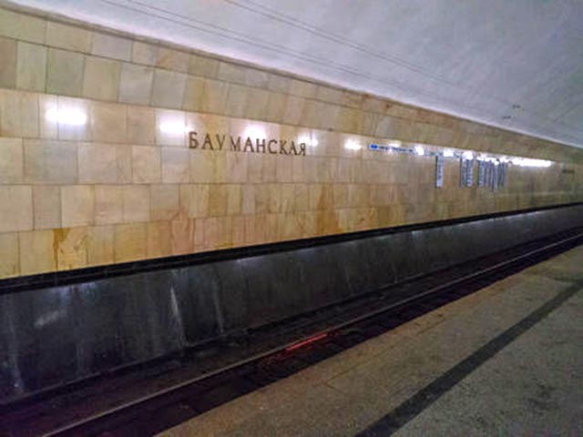 На "синей" ветке московского метро произошло ЧП: на станции "Бауманская" под колесами поезда погиб пассажир