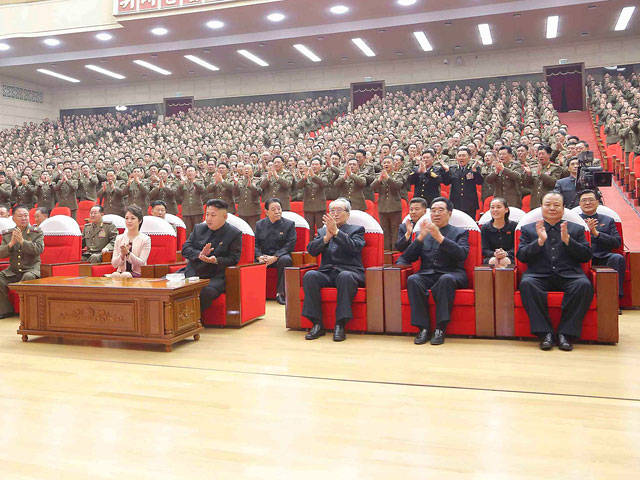 Лидер КНДР впервые вывел на публику младшую сестру - на концерт