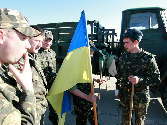 После многочисленных сообщений о блокировании, штурме и взятии украинских военных баз российскими военнослужащими в Крыму в Киеве наконец приняли решение о выводе войск с территории полуострова