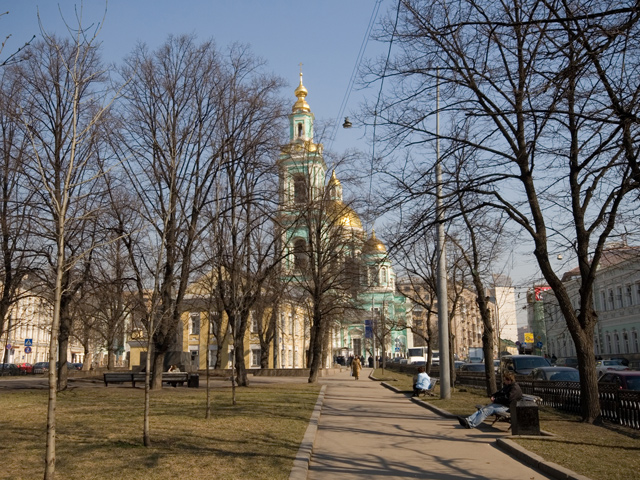 В Москве 24 марта побит уже третий подряд температурный рекорд. Главная столичная метеостанция на ВВЦ в 13:00 зафиксировала температуру +14,7 градуса