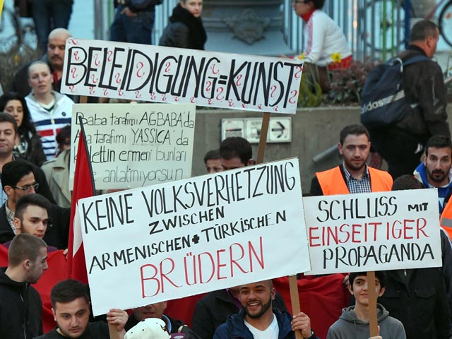 Спектакль о геноциде армян в Германии вызвал протесты и демонстрацию турецкой общины