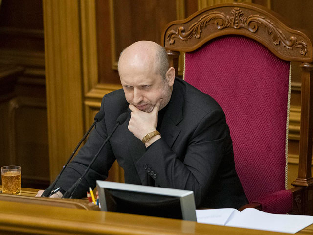 В отставку также попросился и.о. президента республики Александр Турчинов, однако его парламент не отпустил
