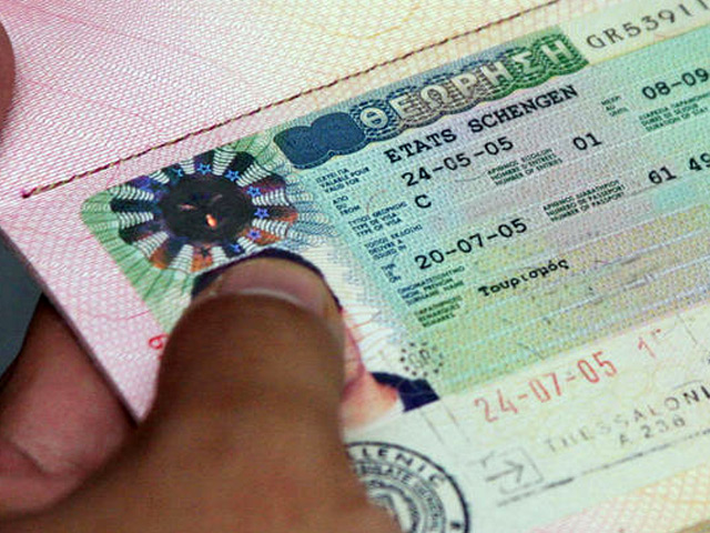 Жителям Крыма с российскими паспортами для получения шенгенских виз придется обращаться в посольства стран ЕС на Украине