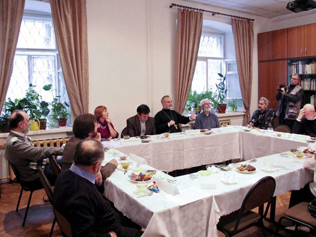 В Свято-Филаретовском православно-христианском институте (СФИ) в рамках проходящей там конференции "Богословие и физика" состоялся круглый стол, в котором приняли участие представители научного и богословского сообщества