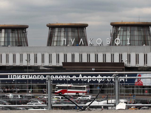 Санкт-Петербургский аэропорт Пулково отменил запрет на провоз в ручной клади различных жидкостей, о чем сообщается на официальном сайте воздушной гавани. Руководство других российских аэропортов пока суровый запрет Министерства транспорта не снимает