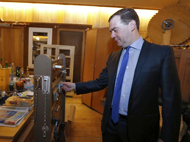 Премьер-министр РФ Дмитрий Медведев посетил студию шумового озвучения "Мосфильма", где попробовал сымитировать звук прибоя, топот копыт и шум закрывающего замка двери Бутырской тюрьмы