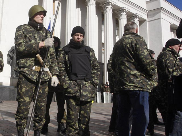 В Киеве снова неспокойно: Верховную Раду Украины окружили активисты "Правого сектора", которые ведут себя не слишком дружелюбно