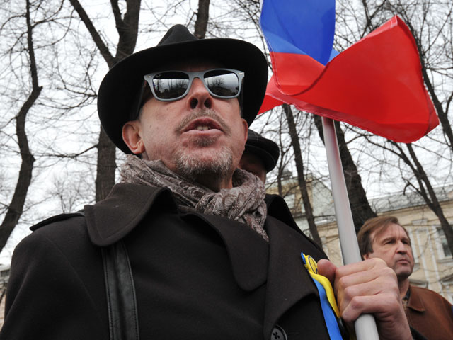 Макаревич, часто и достаточно остро комментирующий общественные и политические события в России, резко осудил попытки "оттяпать Крым" и "рассорить два народа, живущих бок о бок"