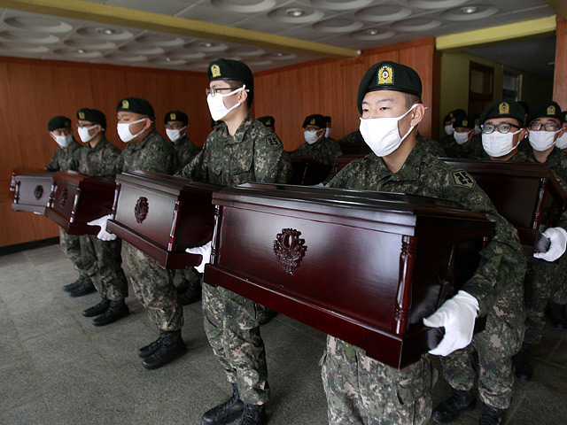 Власти Южной Кореи передали Китаю останки 437 китайских добровольцев, погибших во время Корейской войны 1950-1953 годов, которые долгие годы оставались захороненными на территории республики