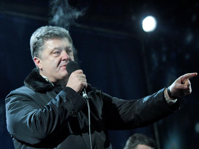 О своем намерении баллотироваться в президенты Украины Порошенко сообщил вечером 28 марта на встрече с жителями города Винница, передает Gazeta.ua. Поддержать бизнесмена собрались около пяти тысяч человек, правда, сам он опоздал почти на полчаса