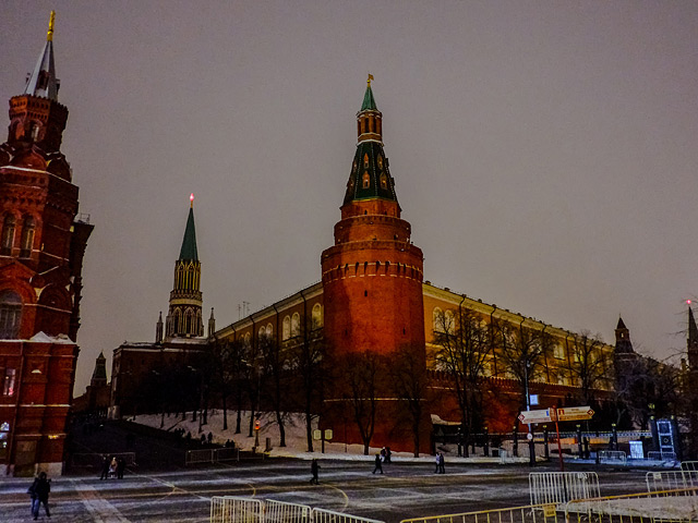 Московский Кремль и Красная площадь погрузились в непривычную темноту: главные символы Москвы вновь присоединились к международной экологической акции "Час Земли"