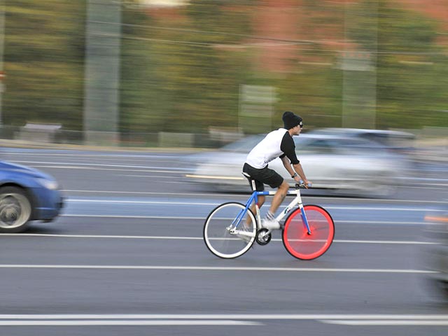 Водителей обязали при проезде перекрестков и повороте направо или налево уступать дорогу велосипедистам