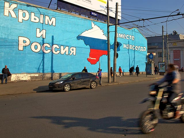 В Таганском районе на доме Солженицина появился огромный рисунок с картой Крыма и надписью "Крым и Россия вместе навсегда"