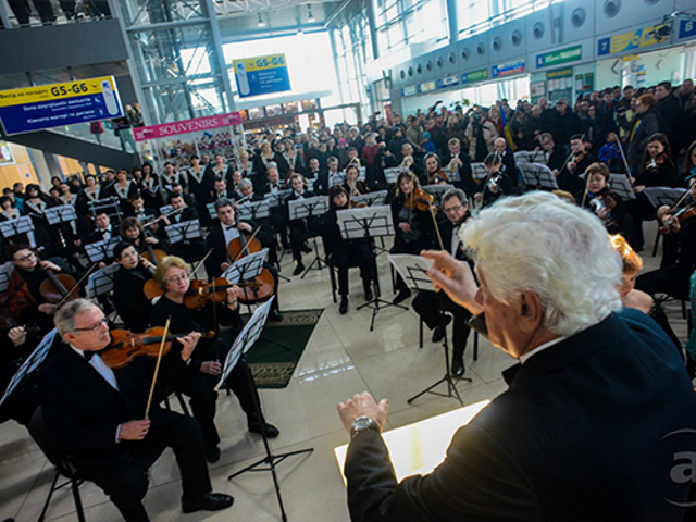 В аэропортах шести городов Украины 30 марта музыканты одновременно исполнили гимн Евросоюза: "Оду к радости"