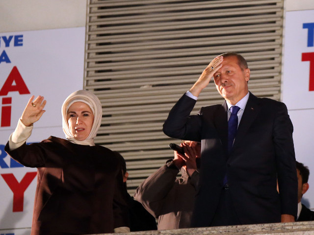 Премьер-министр Турции Тайип Эрдоган объявил о победе на муниципальных выборах возглавляемой им Партии справедливости и развития, не дожидаясь подсчета всех голосов