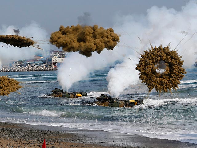 Вооруженные силы Южной Кореи в понедельник открыли ответный огонь после того, как КНДР ввела запретную зону для самолетов и судов на востоке и на западе и начала артиллерийские стрельбы в Желтом море