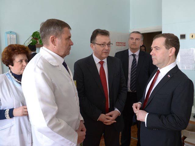 Дмитрий Медведев и Сергей Аксенов посетили детскую больницу в Симферополе, 31 марта 2014 года
