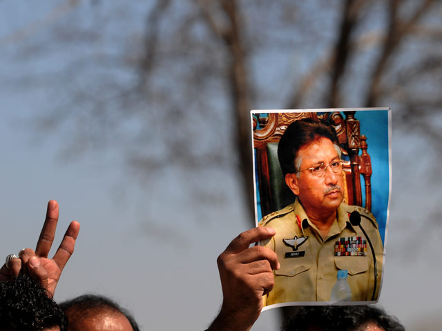 В Пакистане суд предъявил обвинения в государственной измене бывшему президенту генералу Первезу Мушаррафу. Ему поставили в вину нарушения конституции в 2007 году, когда в стране было введено чрезвычайное положение. Политику грозит смертная казнь