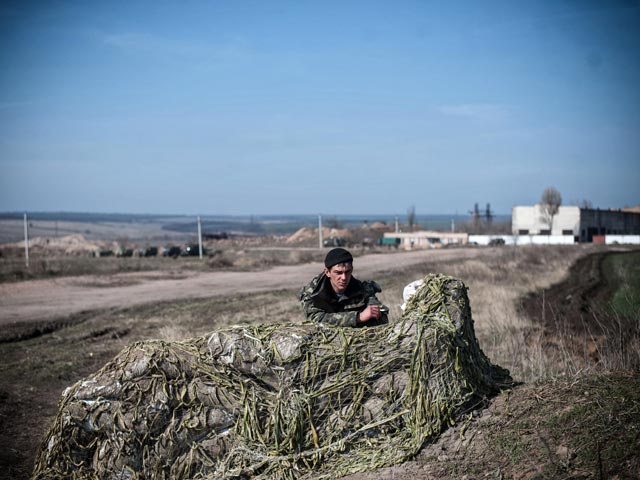 Украинские военные охраняют границу в Донецкой области, 25 марта 2014 года