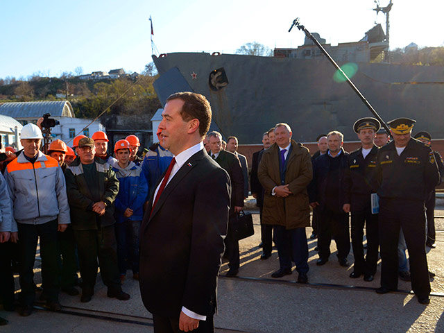 Премьер-министр России Дмитрий Медведев, который приехал с визитом в Крым в составе внушительной делегации российского правительства, побывал в Севастополе