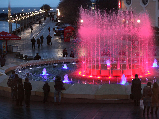Горожане гуляют у цветомузыкального фонтана на набережной Спортивной гавани во Владивостоке, 1 мая 2013 года