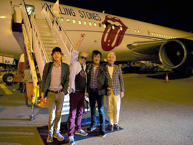 Легендарная британская рок-группа The Rolling Stones возобновляет мировое турне, прерванное в связи с известием о самоубийстве подруги Мика Джаггера Лорен Скотт