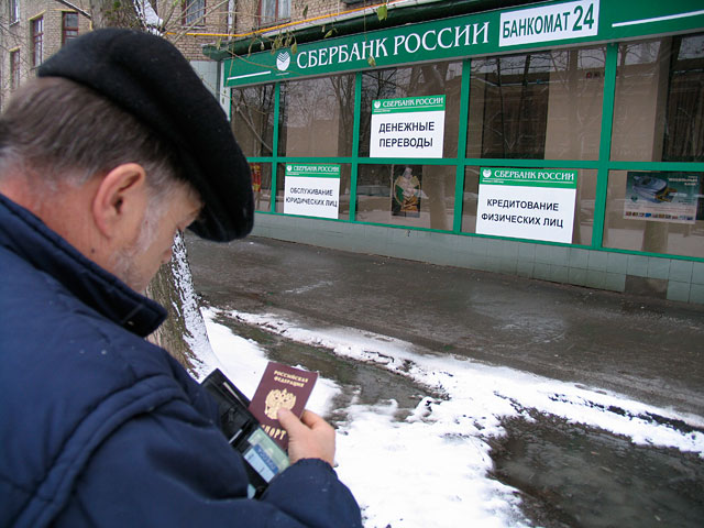 "Сбербанк России" с 1 апреля 2014 года "заморозил" на неопределенный срок прием заявок от населения по валютным розничным кредитам