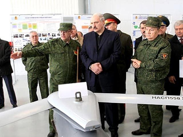 Во время посещения авиационного завода в Барановича 2 апреля Лукашенко, имея в виду обстановку на Украине и, в частности, на ее границах, сказал, что события последних дней обязывают любое государства иметь боеспособную армию