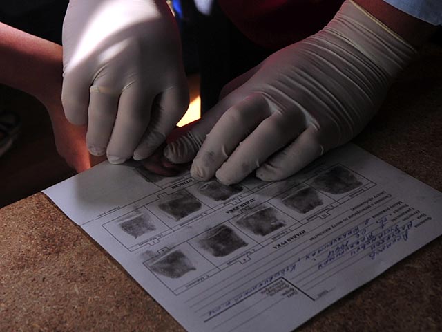 Федеральная миграционная служба (ФМС) РФ собирается снимать отпечатки пальцев у детей мигрантов, прибывающих в Россию, начиная с шестилетнего возраста