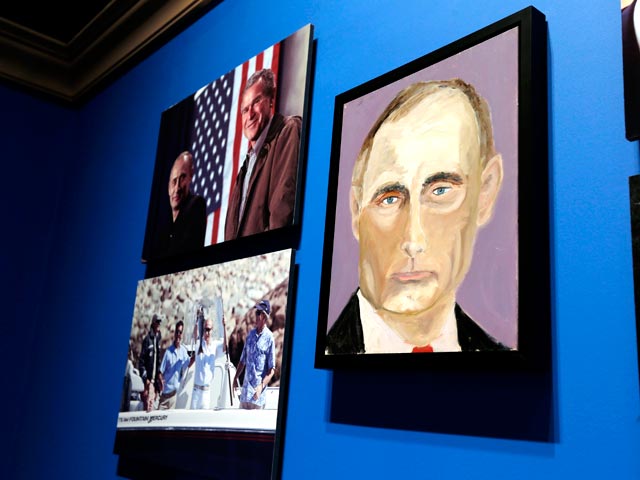 Выставка живописи экс-президента США Джорджа Буша-младшего открывается в Далласе, в штате Техас, в субботу. Среди запечатленных Бушем 24 мировых лидеров, с которыми он встречался в период своего президентства, есть и российский президент Владимир Путин