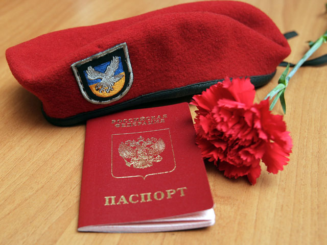 Берет бойца спецподразделения "Беркут" МВД Украины на церемонии получения паспорта гражданина РФ, Симферополь, 1 марта 2014 года