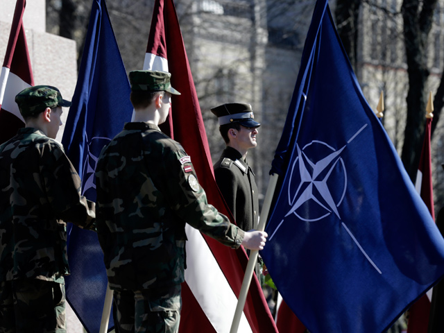 В Латвии начались международные военные учения "Operation Summer Shield XI". В тренировке принимают участие более 600 солдат из Латвии, Эстонии и США